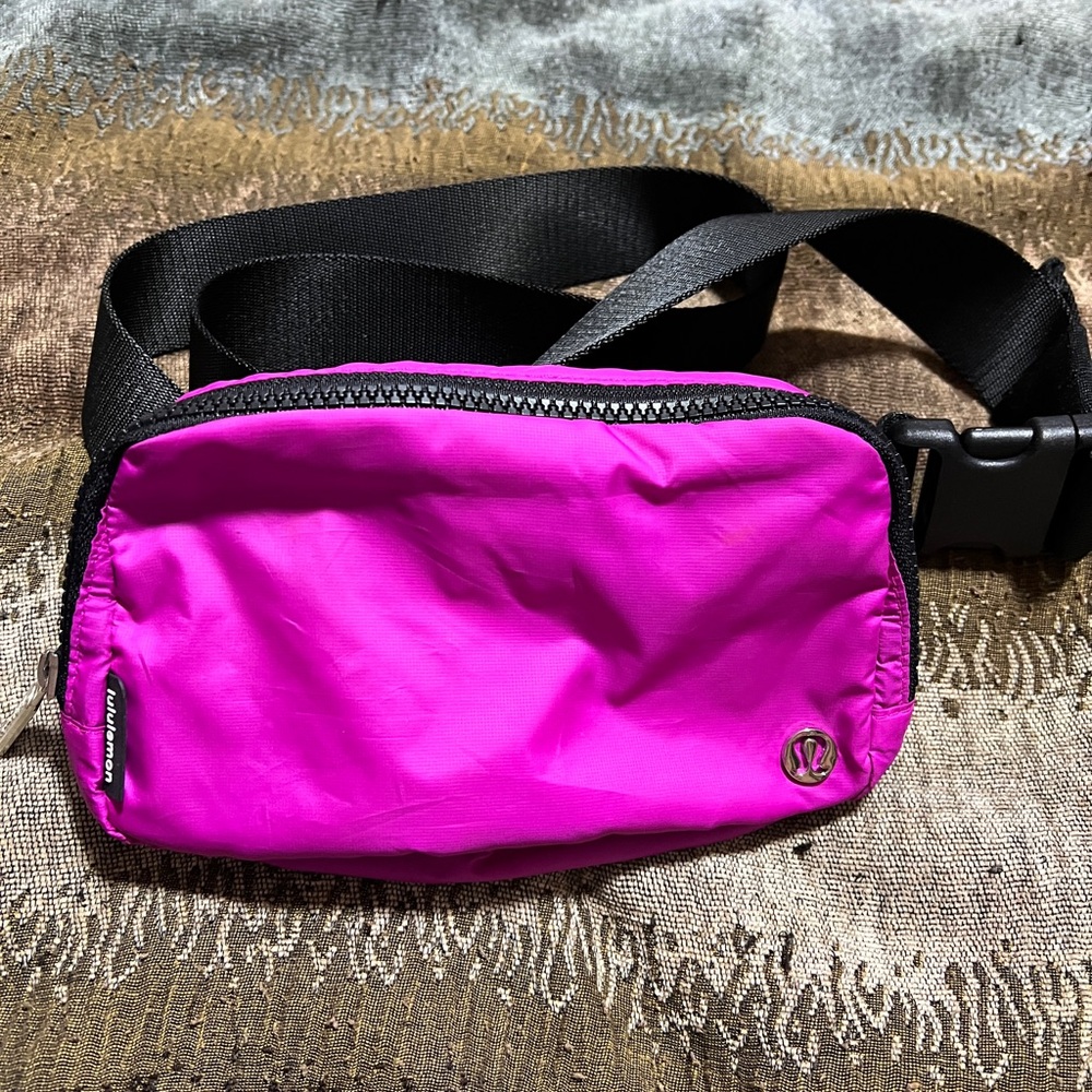 Lululemon belt bag in excellent condition electric purple and black color